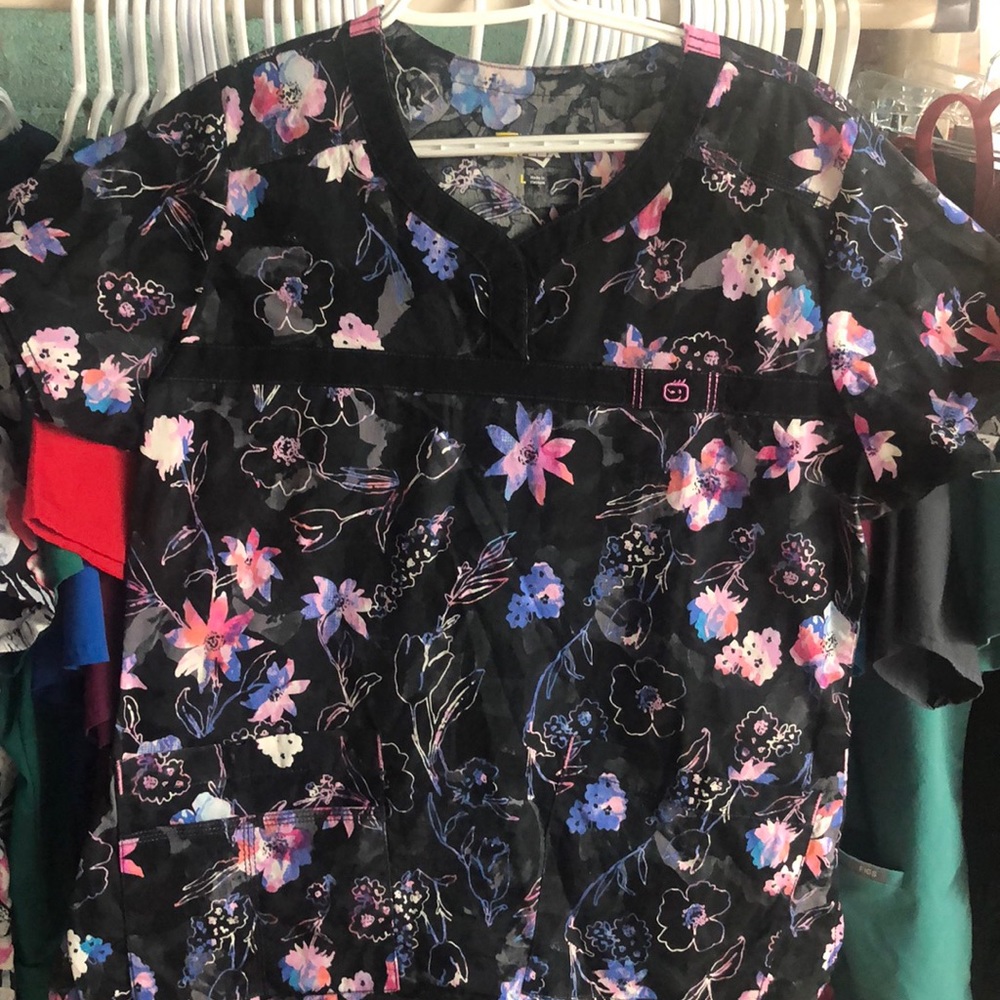 Wonder wink scrub top